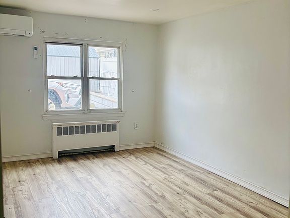 4th image of 0 Rhinelander Ave #1