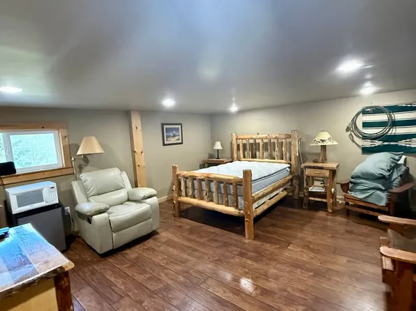 808 Us Highway 101, Cosmopolis, WA 98537