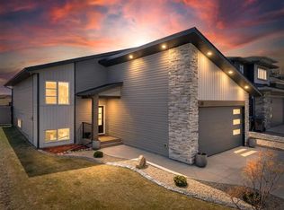 31 N Vanson Close, Sylvan Lake, AB T4S 0M3