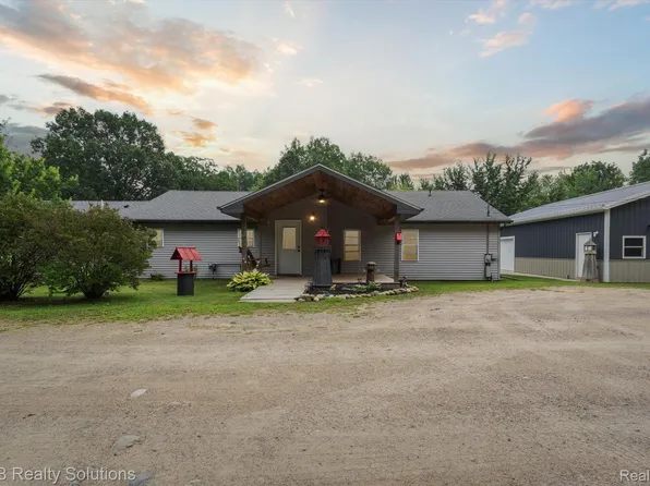 85 Hickory Place Dr, Columbiaville, MI 48421