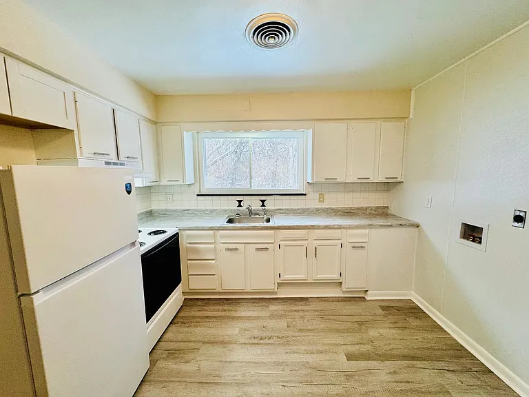 3327 Roosevelt Blvd — Photo 4