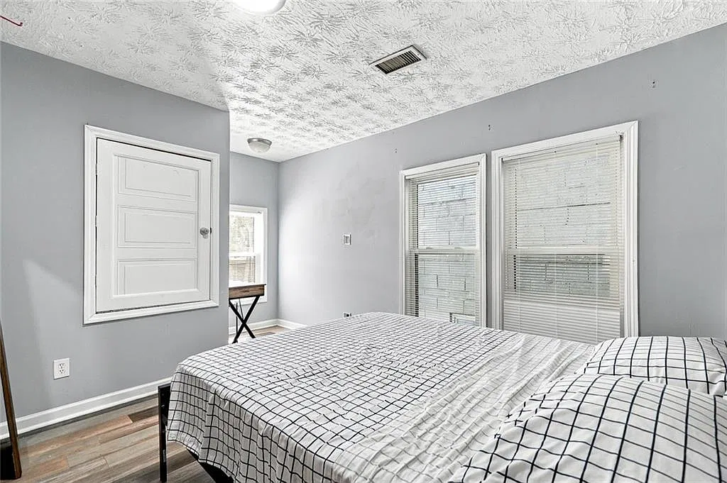 3 bed, 1.0 bath, 1200 sqft, $1,900 — Photo 3