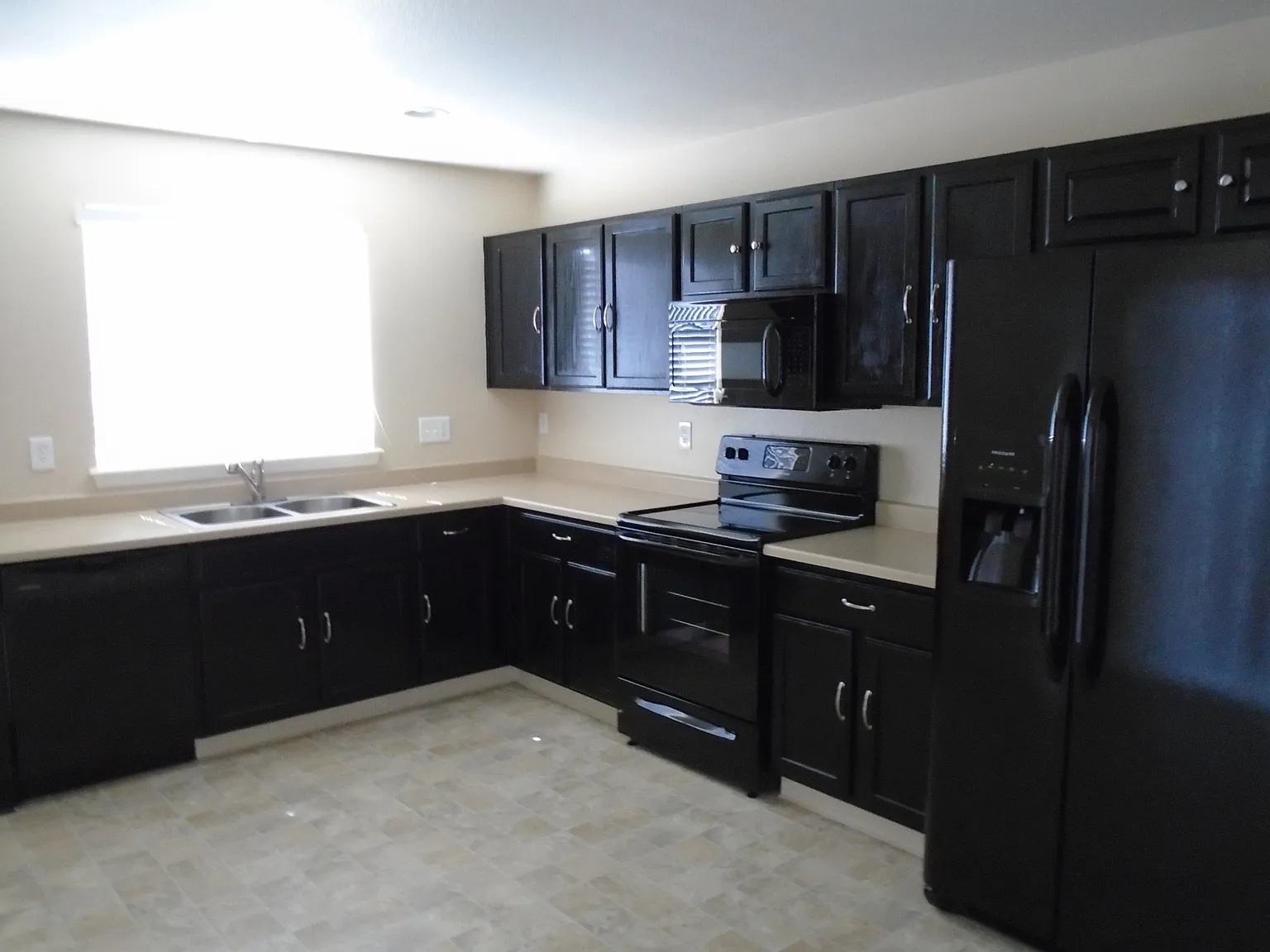 3 bed, 2.0 bath, 1805 sqft, $2,900 — Photo 2