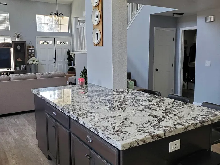 586 Huntington Ct — Photo 3