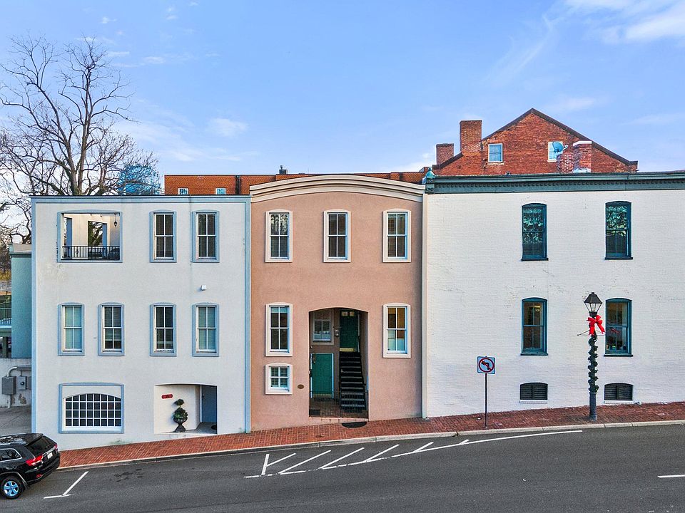 Entrance shown at left on Alexandria Pike