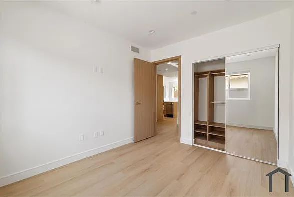 15207 1/2 Morrison St — Photo 4
