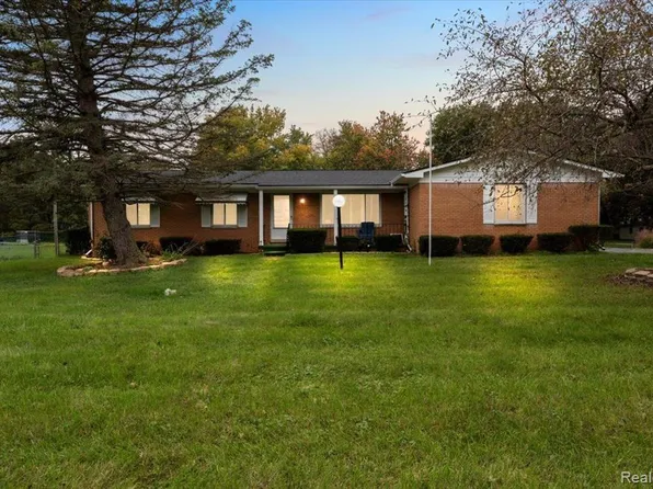 881 Bay St, Pontiac, MI 48342