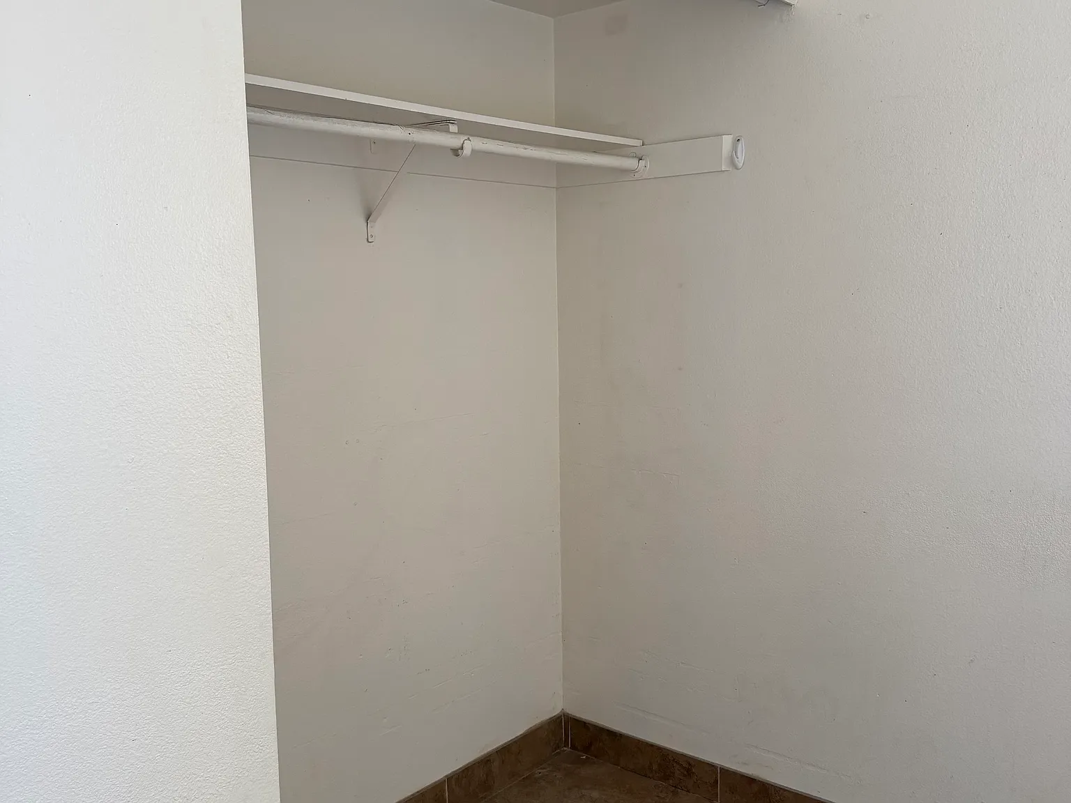 3 bed, 1230 sqft, $700 — Photo 2