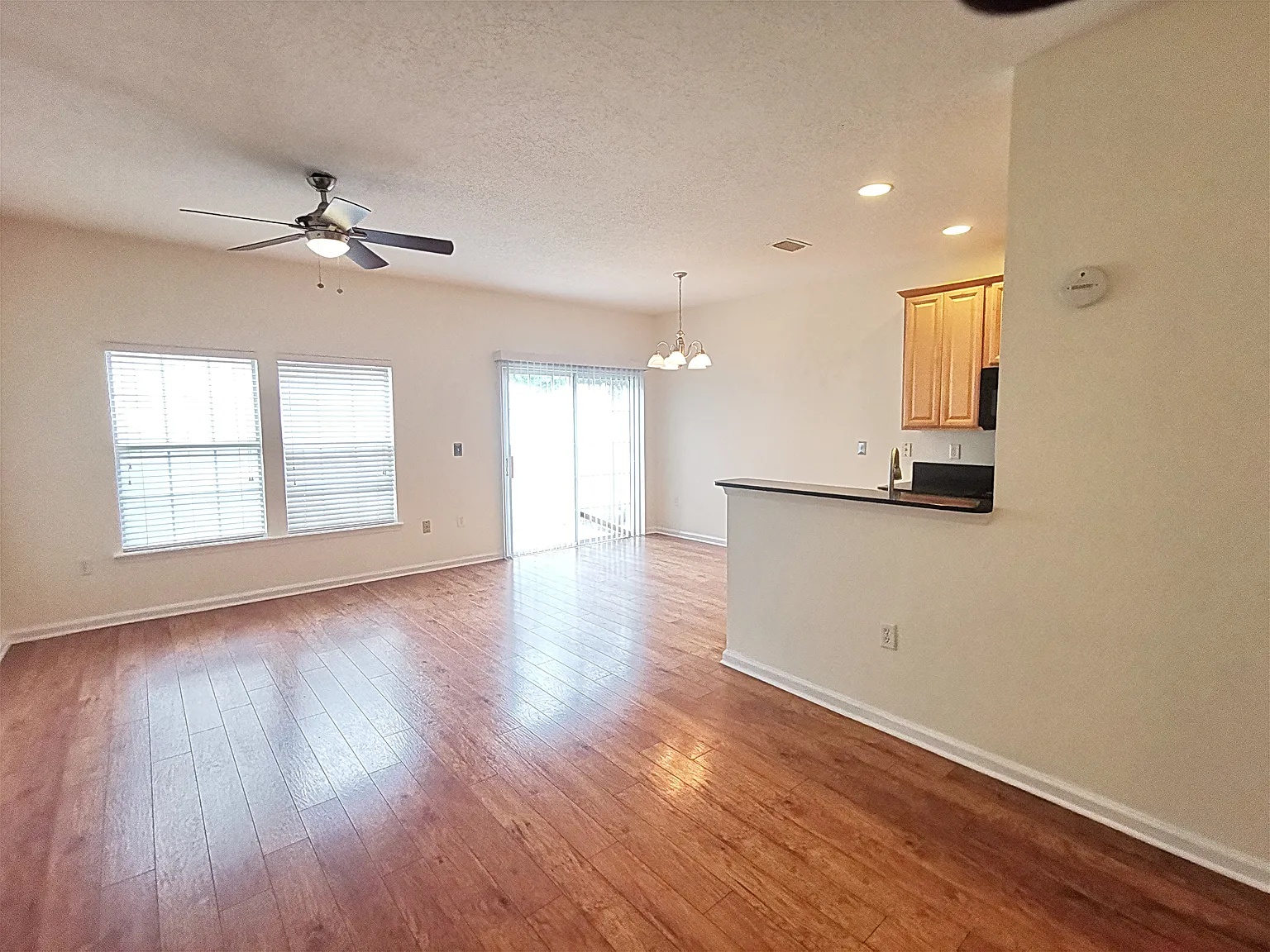 3 bed, 2.5 bath, 1380 sqft, $1,650 — Photo 2