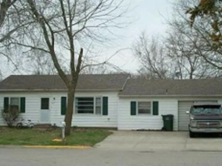 321 Teagarden Dr — Photo 1