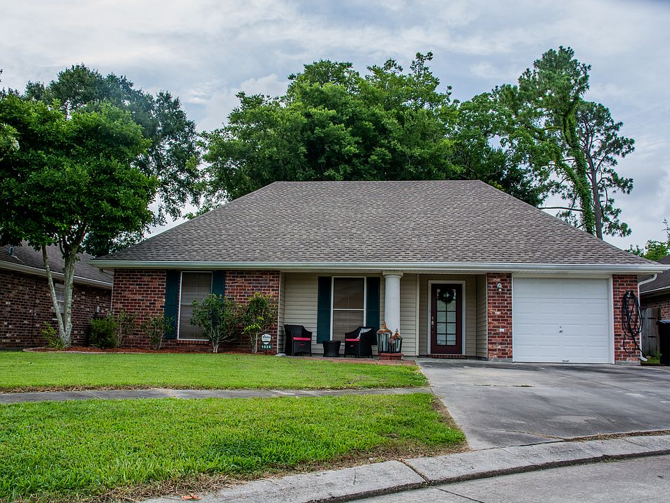 Spacious Front Yard