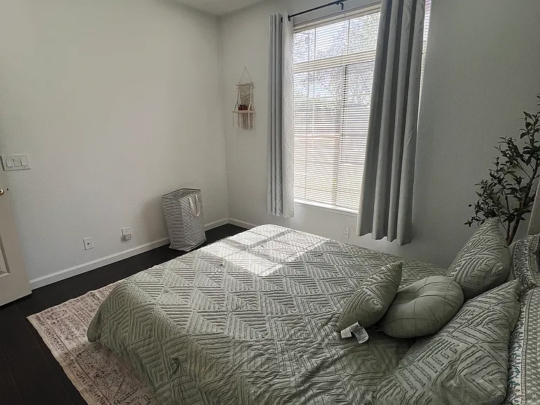 Chantilly Dr — Photo 8
