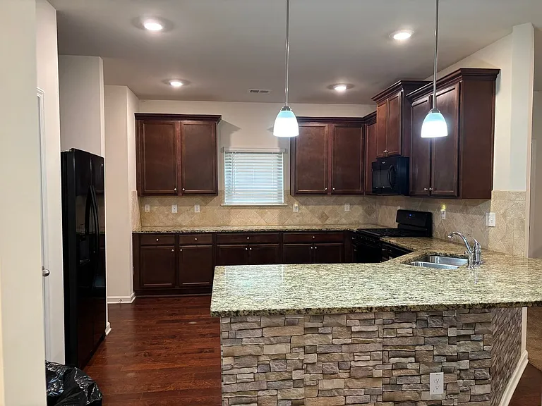 333 Emporia Loop — Photo 2