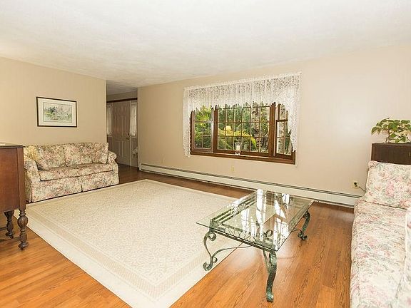 5th image of 28 Carrie Ann Dr