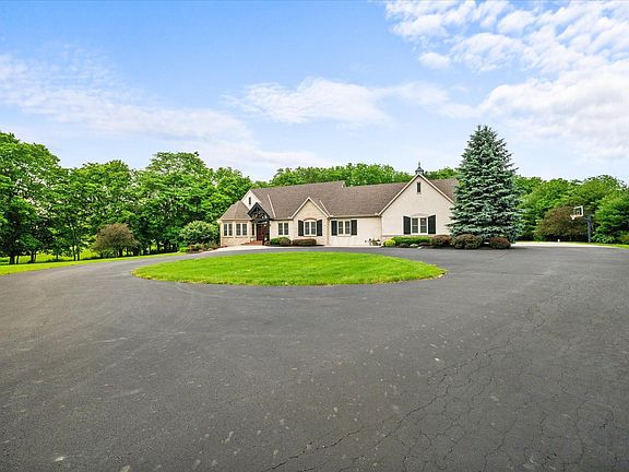5th image of 390 Edgington Dr