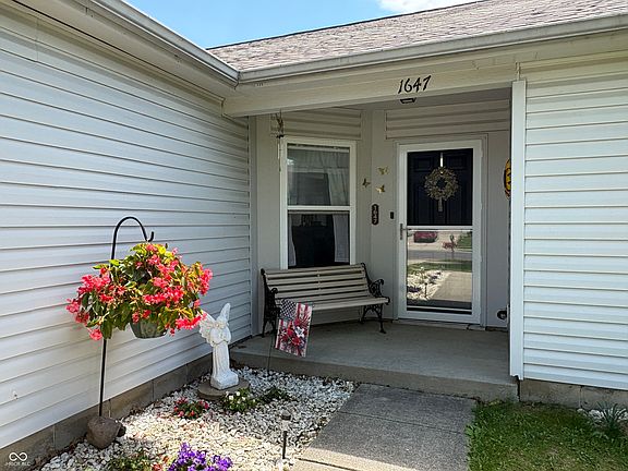 3rd image of 1647 Sweetwater Ln