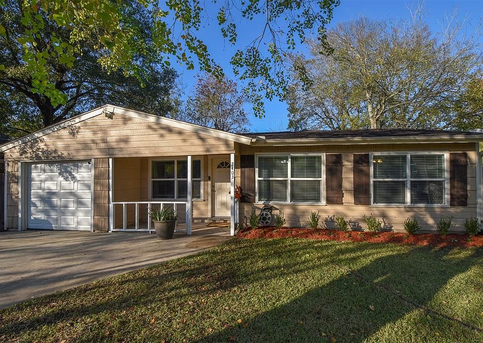 Adorable home ready for you and your family!