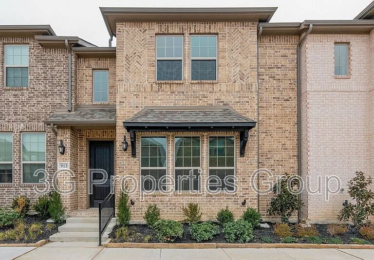 913 Ponds Edge Ln — Photo 2