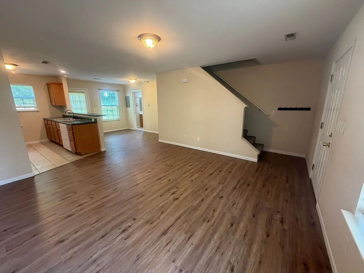 Spacious 4BR/2BA Duplex with 1 Car Garage 65201! — Photo 3