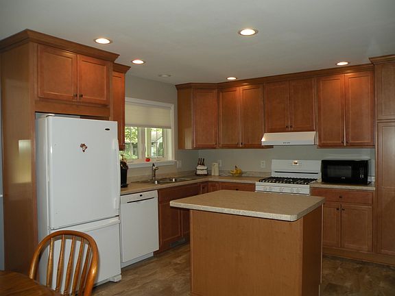 5th image of 973 S Grove St