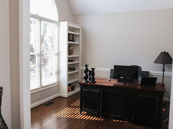 5th image of 215 Broadwell Cir