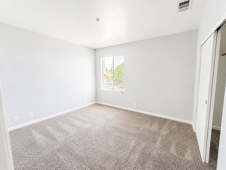 Creekside Apartments — Photo 9