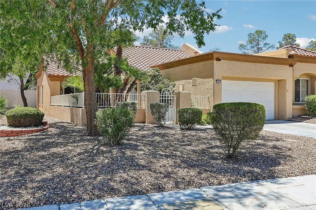 2 bed, 1.0 bath, 1062 sqft, $1,800 — Photo 2