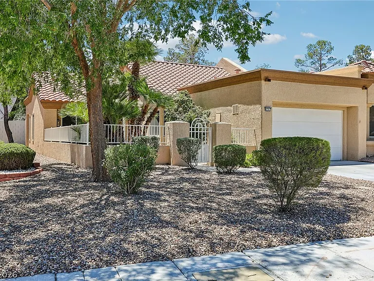 8701 Prairie Hill Dr — Photo 2