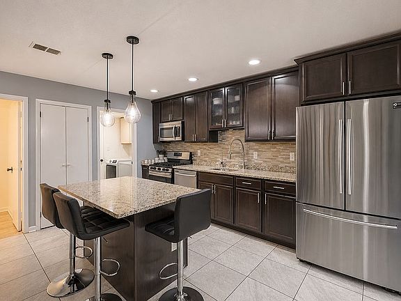 5th image of 77 Westgate Dr