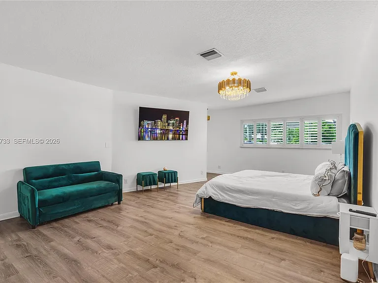 2424 NE 18th Ave — Photo 23