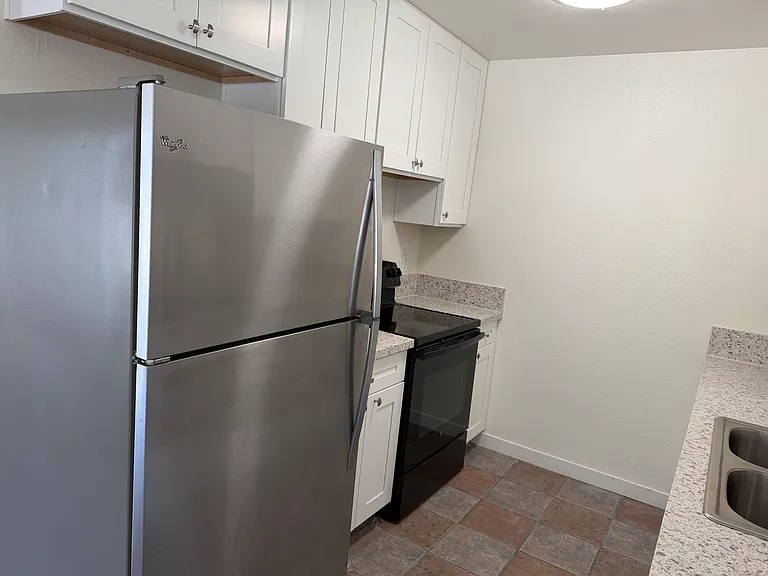 260 Lloyd St #8 — Photo 4