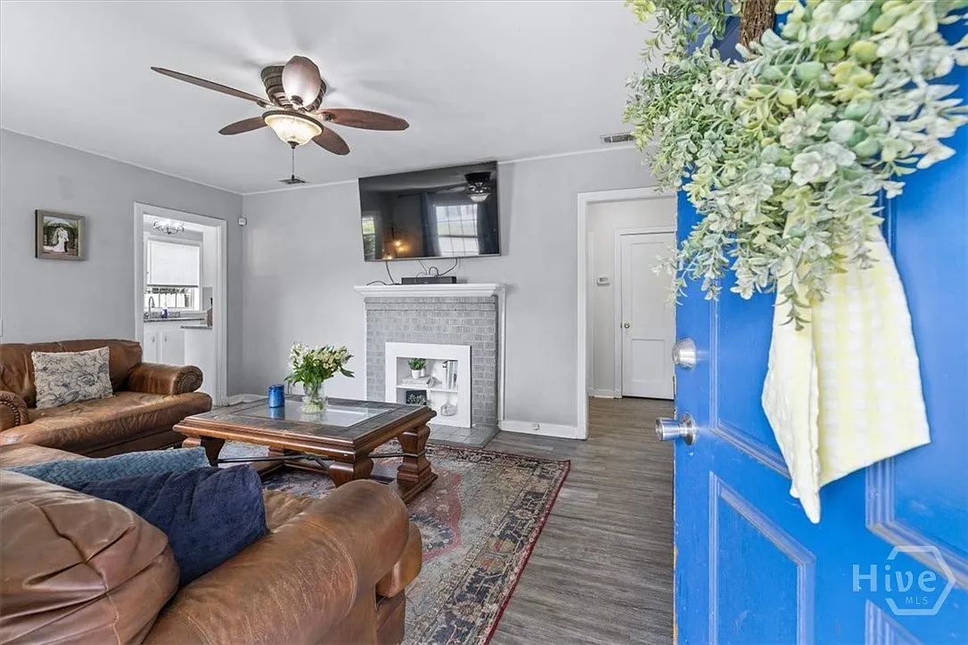 3 bed, 1.0 bath, 1015 sqft, $1,825 — Photo 4