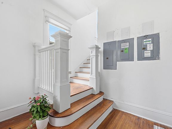 3rd image of 2253 Herschel St APT 2