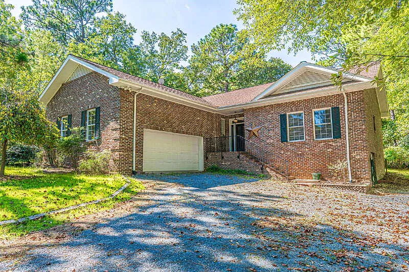 3 bed, 2.0 bath, 1615 sqft, $2,200 — Photo 2