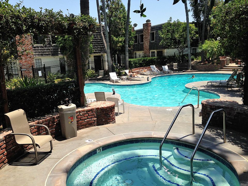 Jacuzzi and swimming pool in complex