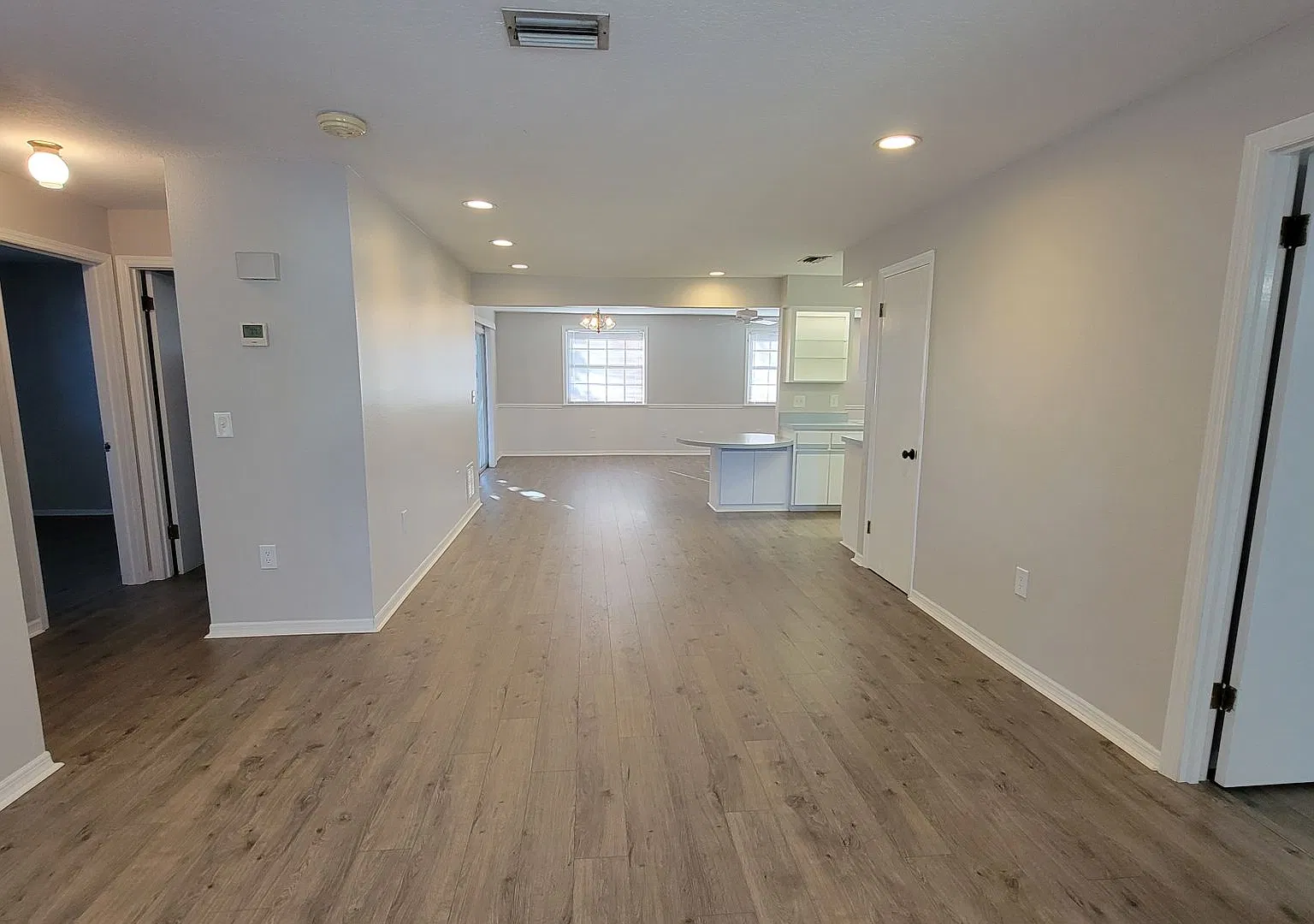 Spacious 4BR Home with Garage Available in Venice NOW! — Photo 4