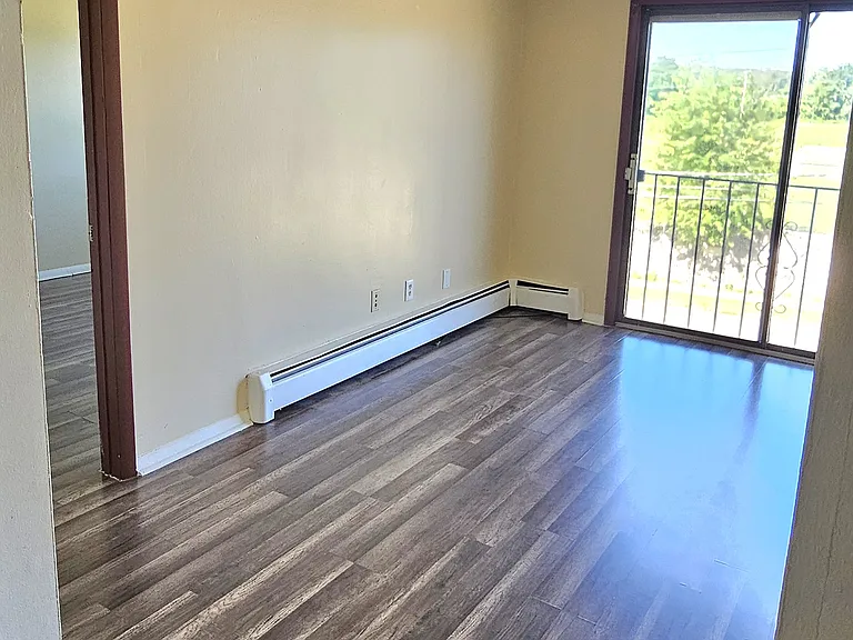 67 Fairview Ave #2R — Photo 8