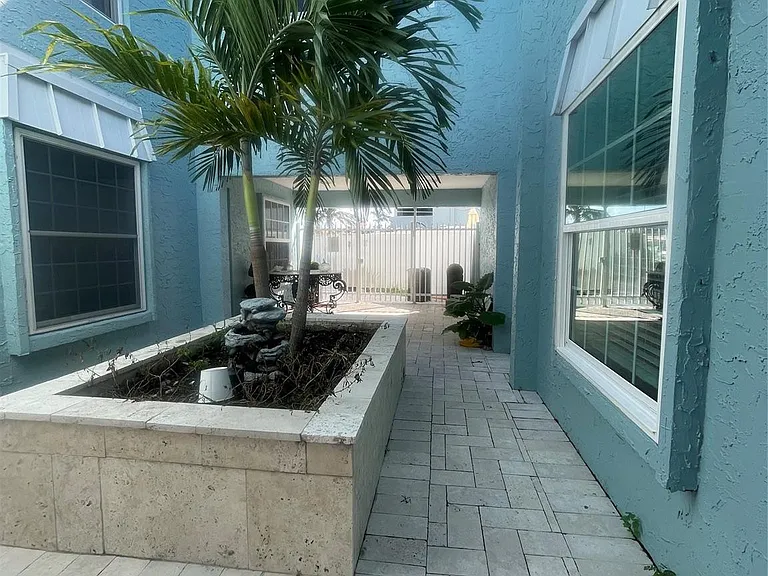2708 NE 14th Street Cswy #2 — Photo 72
