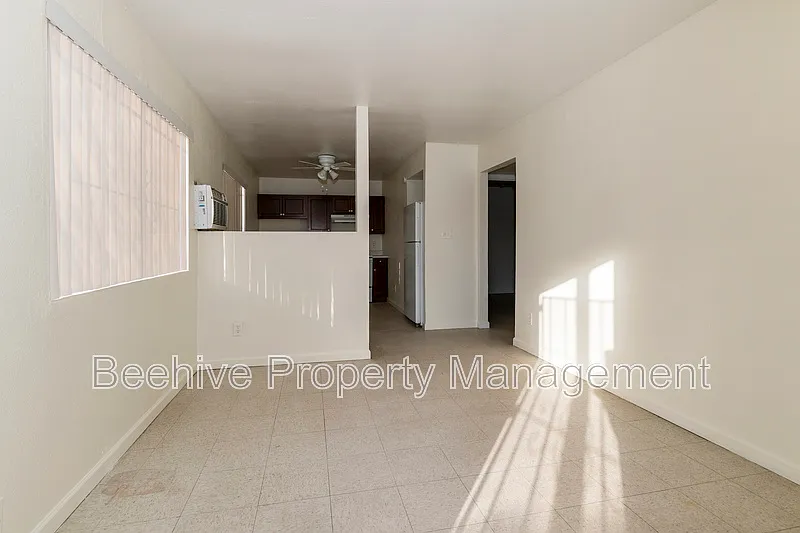 2 bed, 1.0 bath, 598 sqft, $899 — Photo 2