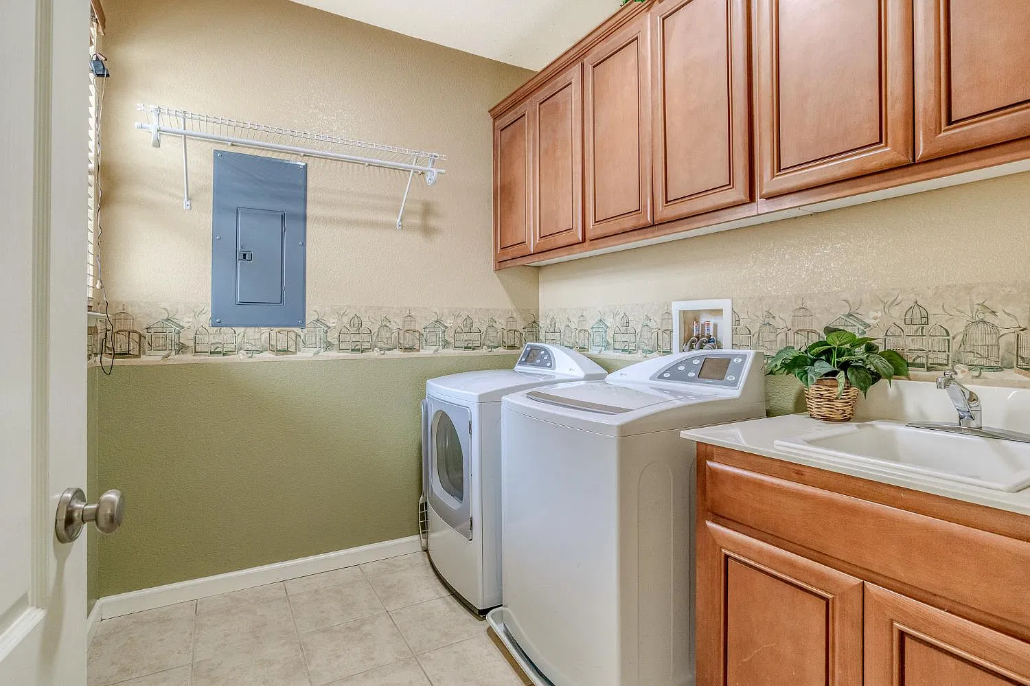 3 bed, 2.5 bath, 2033 sqft, $3,000 — Photo 2