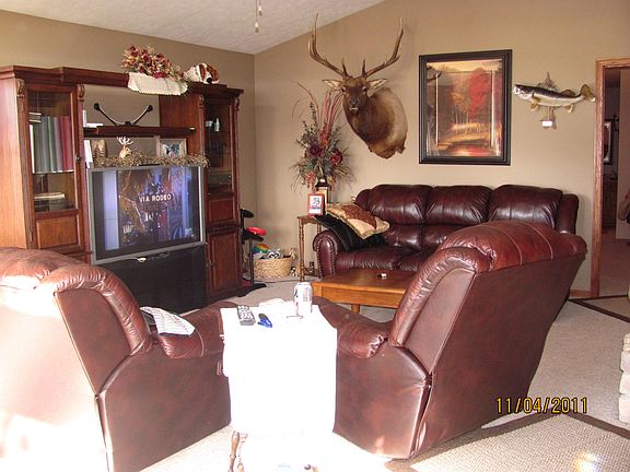 vaulted ceiling,large family room, windows looking over the valley
