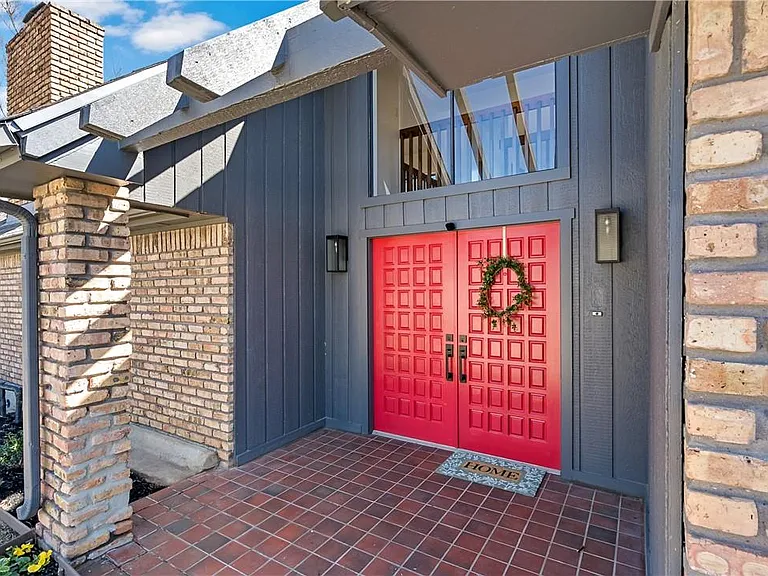 3705 Old Oaks Dr — Photo 2