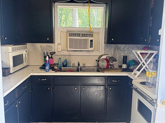 2nd image of 833 Wisteria Way