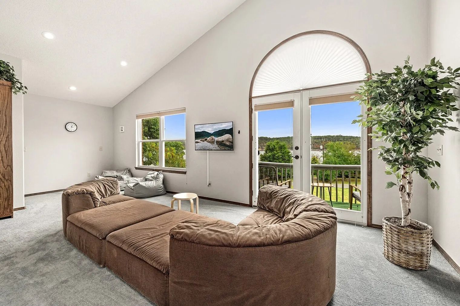 5 bed, 3.0 bath, 3713 sqft, $7,086 — Photo 3