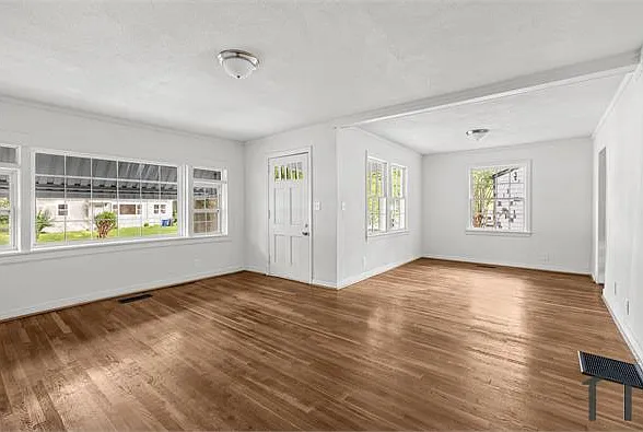 576 Sun Valley Rd — Photo 3