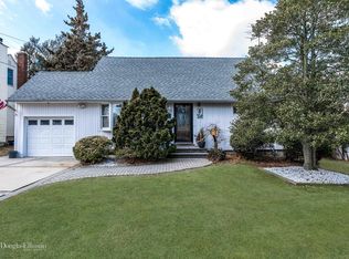 66 Hillside Ln, Syosset, NY 11791