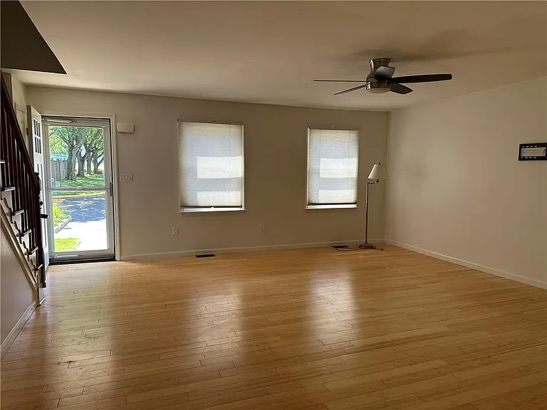 10 Fort Lee Ct — Photo 4
