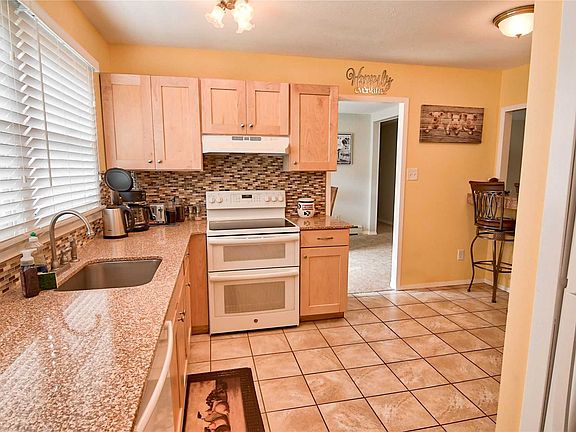 5th image of 16 Holly Hill Ln
