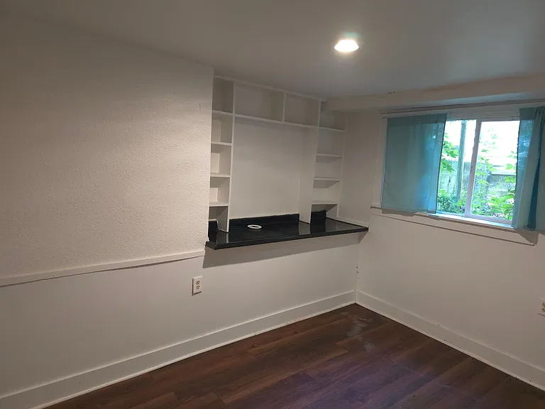 216 Elizabeth Ter — Photo 16