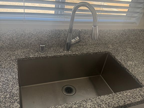5th image of 476 W Camellia Way